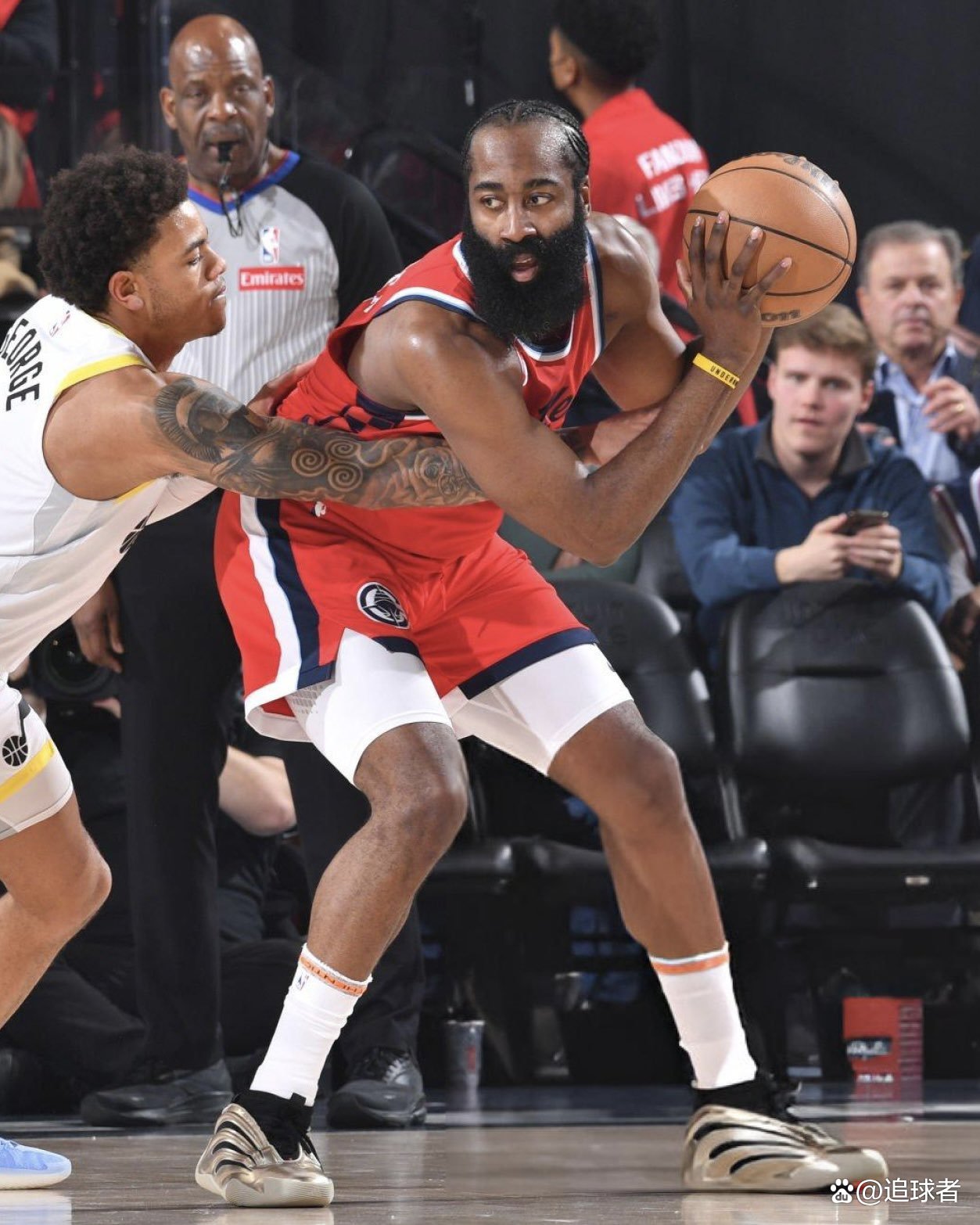 包含犹他爵士遗憾出局备战NBA常规赛清晨费城76人备战NBA常规赛，媒体一致点评：詹姆斯在巴塞罗那比赛中赛事规则更新的词条